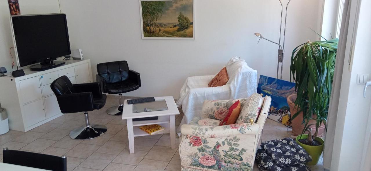 Grosses Zimmer Bad Kueche Wohnzimmer Terasse Garten Zentral Ruhig ลันด์สแบร์กอัมเลคช์ ภายนอก รูปภาพ