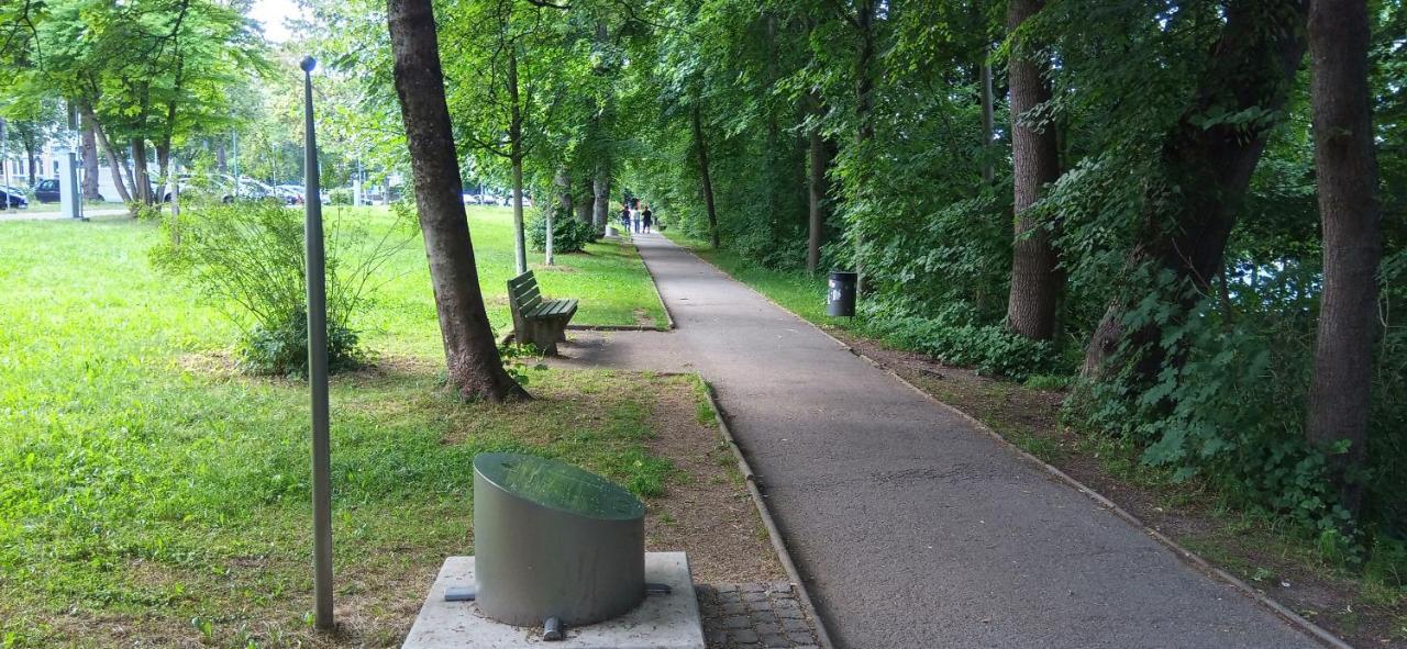 Grosses Zimmer Bad Kueche Wohnzimmer Terasse Garten Zentral Ruhig ลันด์สแบร์กอัมเลคช์ ภายนอก รูปภาพ